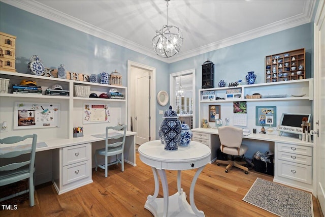 office area featuring light wood-type flooring, a chandelier, crown molding, and built in study area