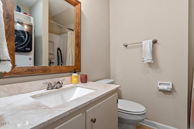 full bathroom with curtained shower, baseboards, vanity, and toilet