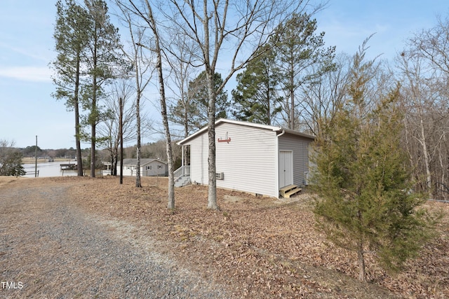 view of yard featuring an outdoor structure