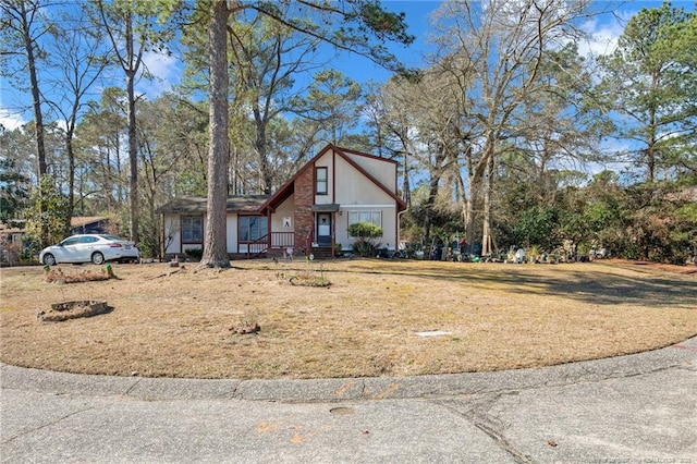 view of front facade with a front yard