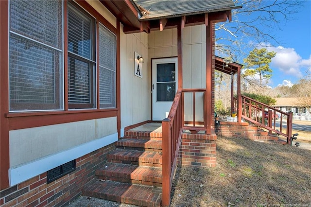 entrance to property with a shingled roof