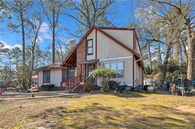 view of front of property featuring a front lawn