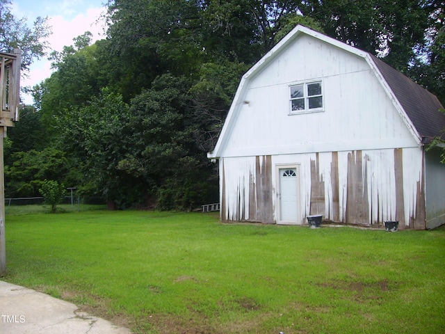 view of barn featuring a lawn