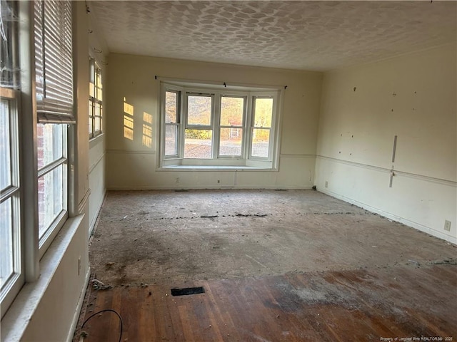 empty room featuring a textured ceiling