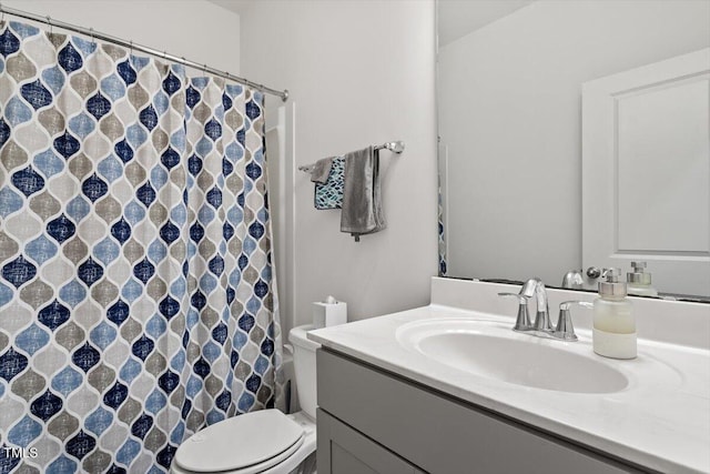 full bathroom featuring vanity, toilet, and a shower with curtain