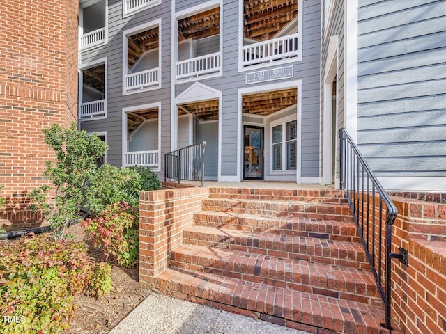 property entrance with covered porch