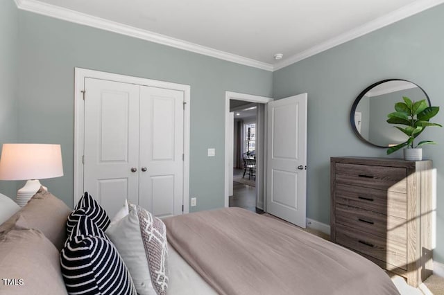 bedroom with ornamental molding, a closet, and baseboards