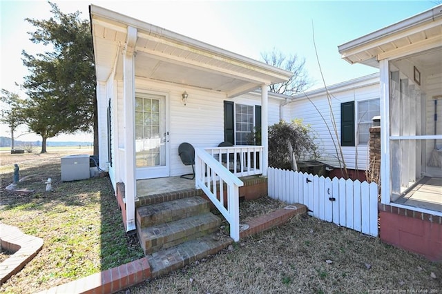 property entrance featuring a porch