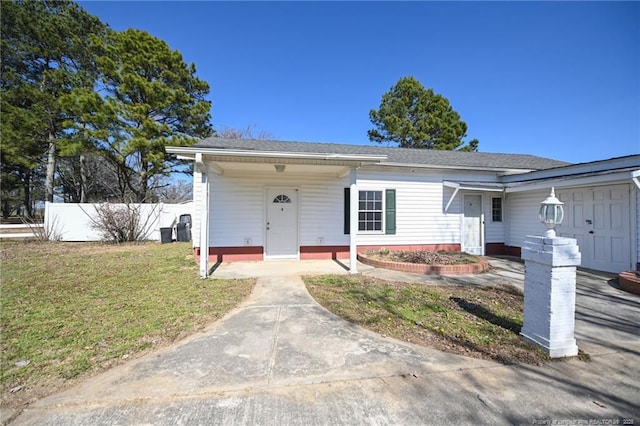 view of front of house with a front lawn and fence