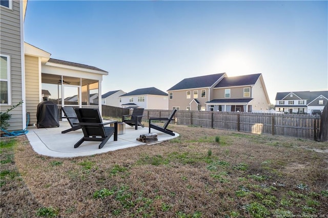 view of yard featuring a patio area, a fenced backyard, a residential view, and a ceiling fan