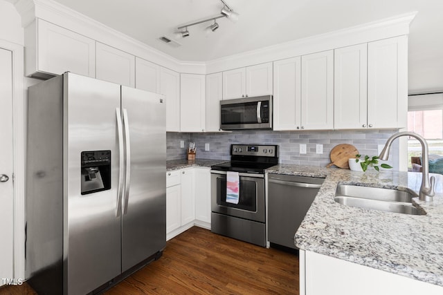 kitchen featuring dark wood-style flooring, a sink, visible vents, appliances with stainless steel finishes, and tasteful backsplash