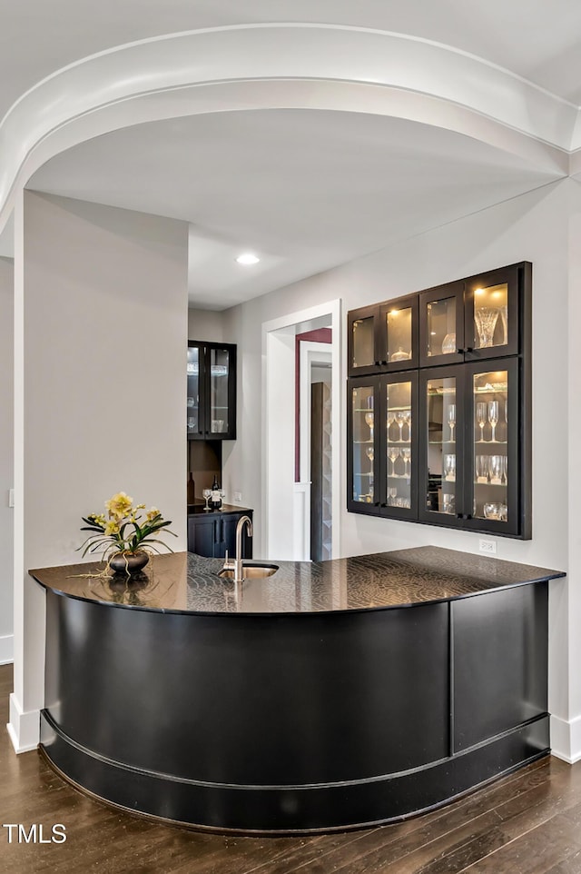 reception featuring indoor wet bar and a sink