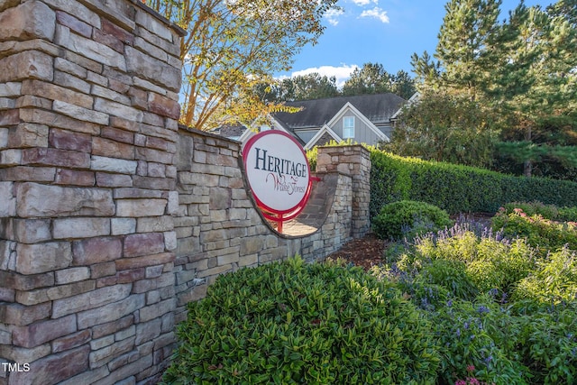 view of community / neighborhood sign