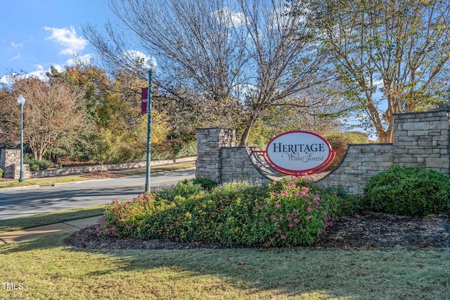 community sign with a yard