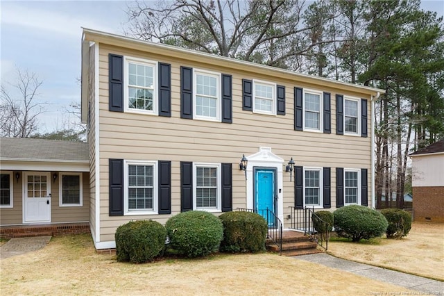 colonial house featuring a front yard