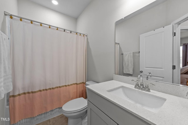 full bath featuring tile patterned flooring, toilet, recessed lighting, vanity, and a shower with curtain