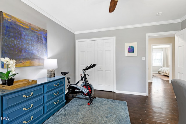 workout room with ceiling fan, dark wood-style floors, baseboards, and ornamental molding