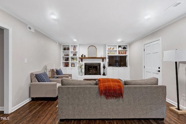 living area featuring visible vents, dark wood-type flooring, and baseboards