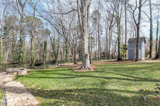 view of yard with an outbuilding