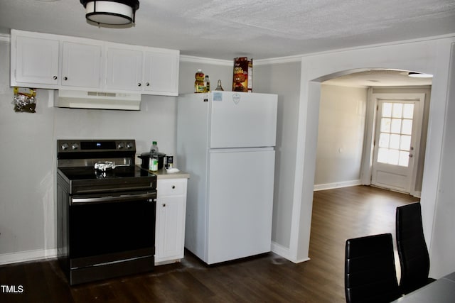 kitchen with arched walkways, electric stove, dark wood-style floors, freestanding refrigerator, and under cabinet range hood