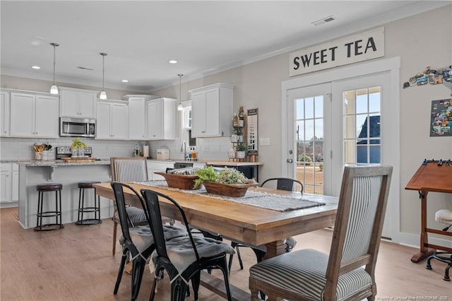 dining space featuring light wood-style floors, baseboards, visible vents, and recessed lighting