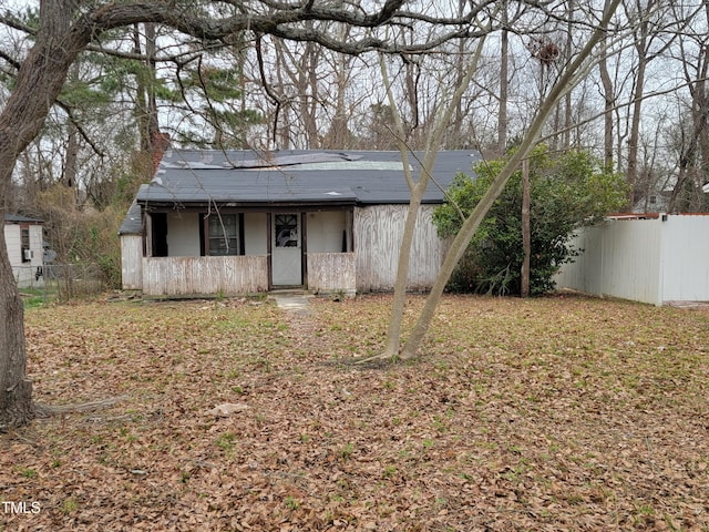 view of front facade featuring fence