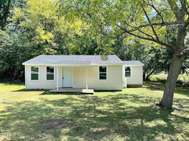 view of front of property with a front lawn and covered porch