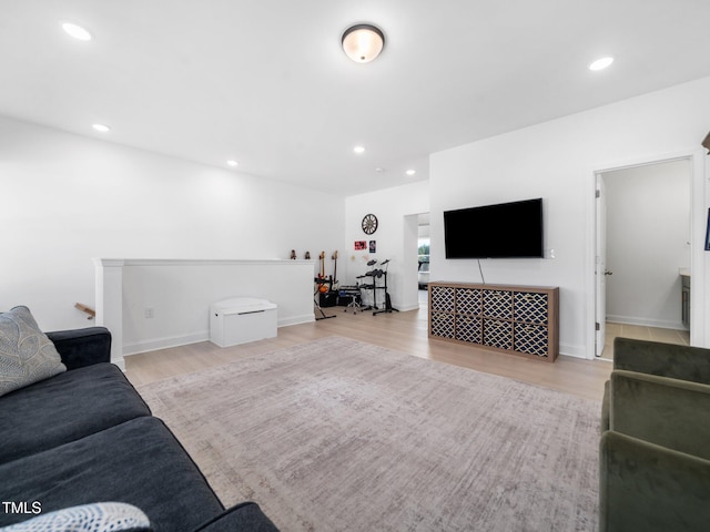 living room featuring light wood-style floors, baseboards, and recessed lighting