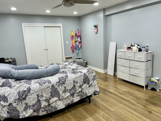 bedroom featuring recessed lighting, a closet, light wood-style floors, a ceiling fan, and baseboards