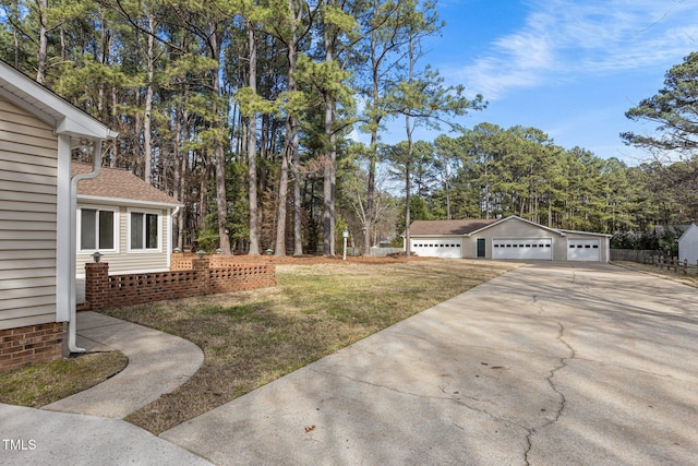 view of yard featuring an outdoor structure