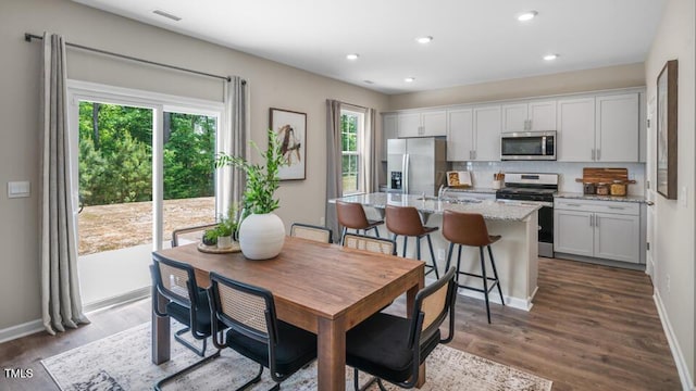 dining room featuring dark wood-type flooring, recessed lighting, visible vents, and baseboards