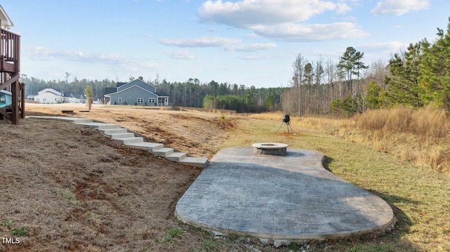 view of yard featuring an outdoor fire pit