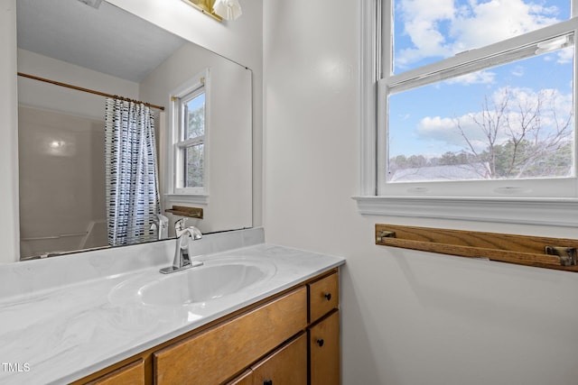 full bathroom featuring a shower with shower curtain and vanity