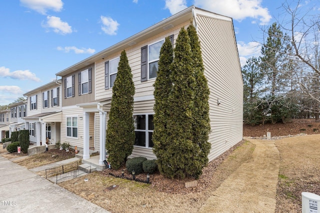 townhome / multi-family property featuring a residential view