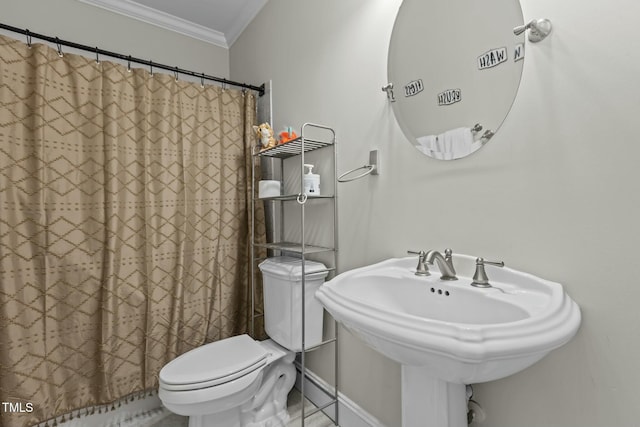 full bathroom featuring a sink, toilet, a shower with curtain, and ornamental molding