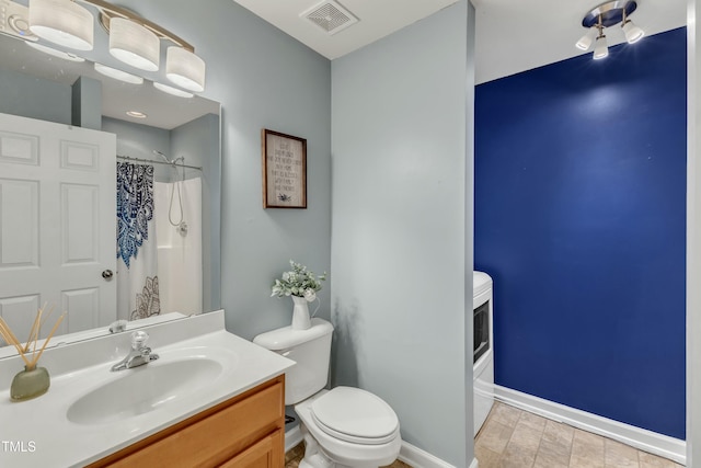 bathroom featuring toilet, a shower with shower curtain, vanity, visible vents, and baseboards