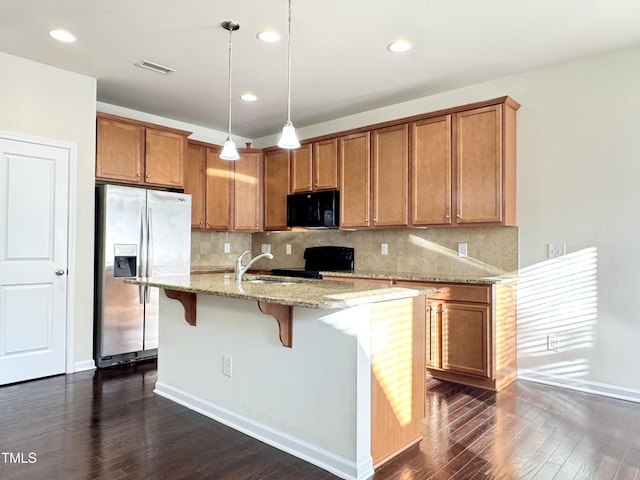 kitchen featuring tasteful backsplash, visible vents, dark wood-type flooring, and black appliances