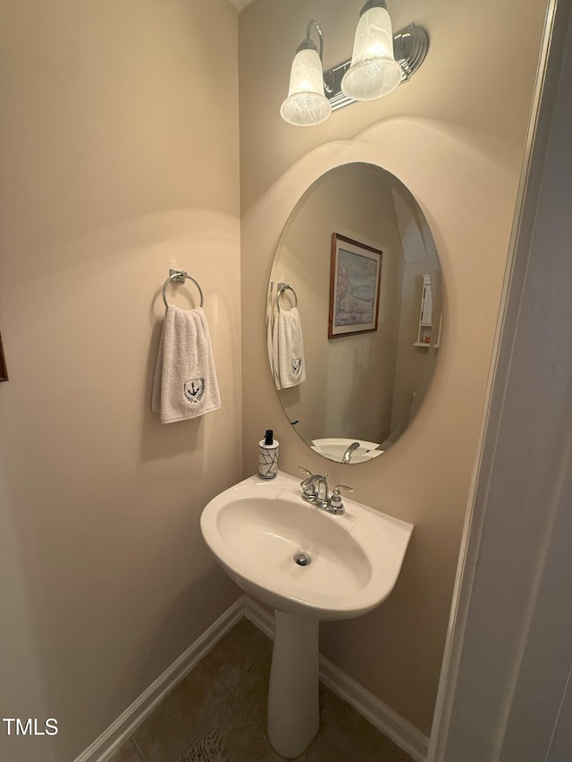 bathroom featuring baseboards and tile patterned floors