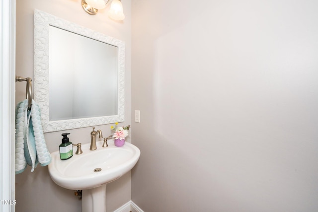 bathroom featuring a sink and baseboards