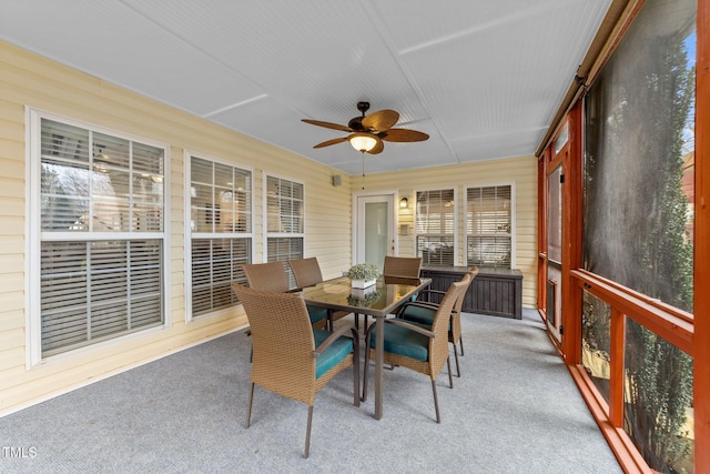 sunroom with ceiling fan