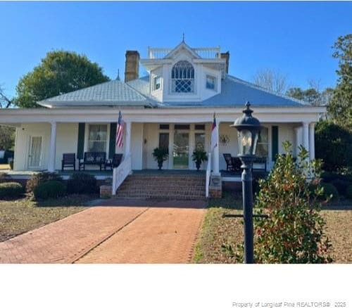 view of front of home featuring a porch