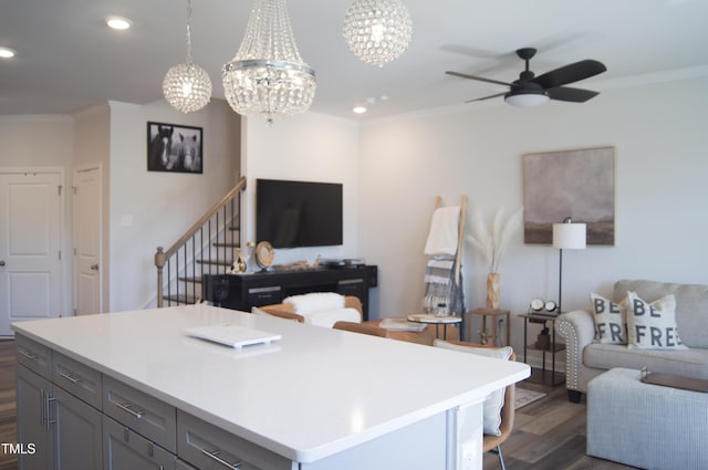 kitchen with crown molding, open floor plan, a breakfast bar area, recessed lighting, and dark wood-style floors