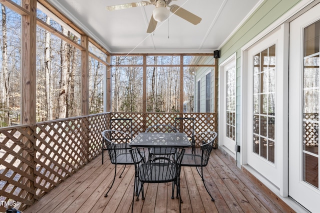 sunroom / solarium with a ceiling fan