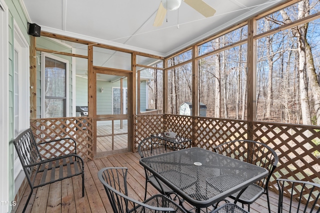 sunroom / solarium featuring a ceiling fan