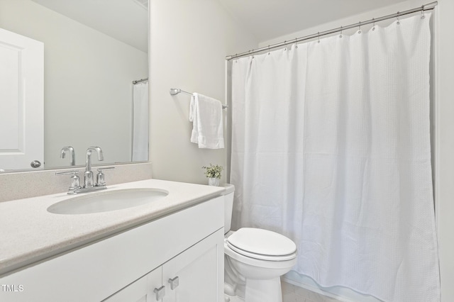 full bathroom featuring a shower with shower curtain, vanity, and toilet