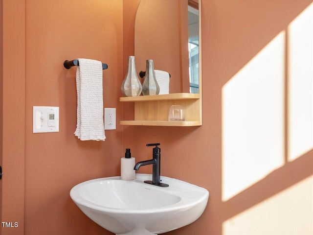 bathroom featuring a sink