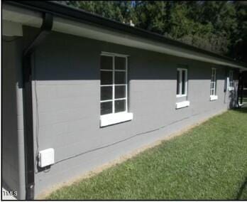 view of side of property featuring a yard