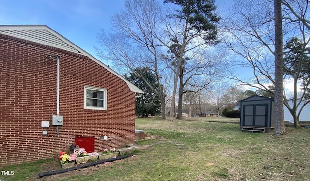 view of yard featuring an outdoor structure and a storage unit