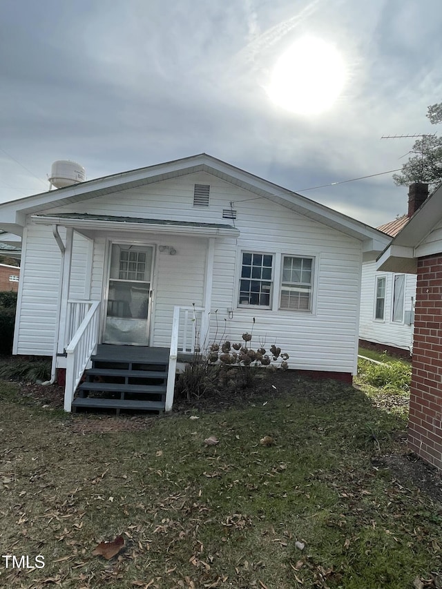 view of front of home featuring a front yard and covered porch