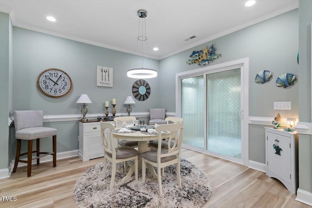 dining area with light wood-style floors, recessed lighting, ornamental molding, and baseboards